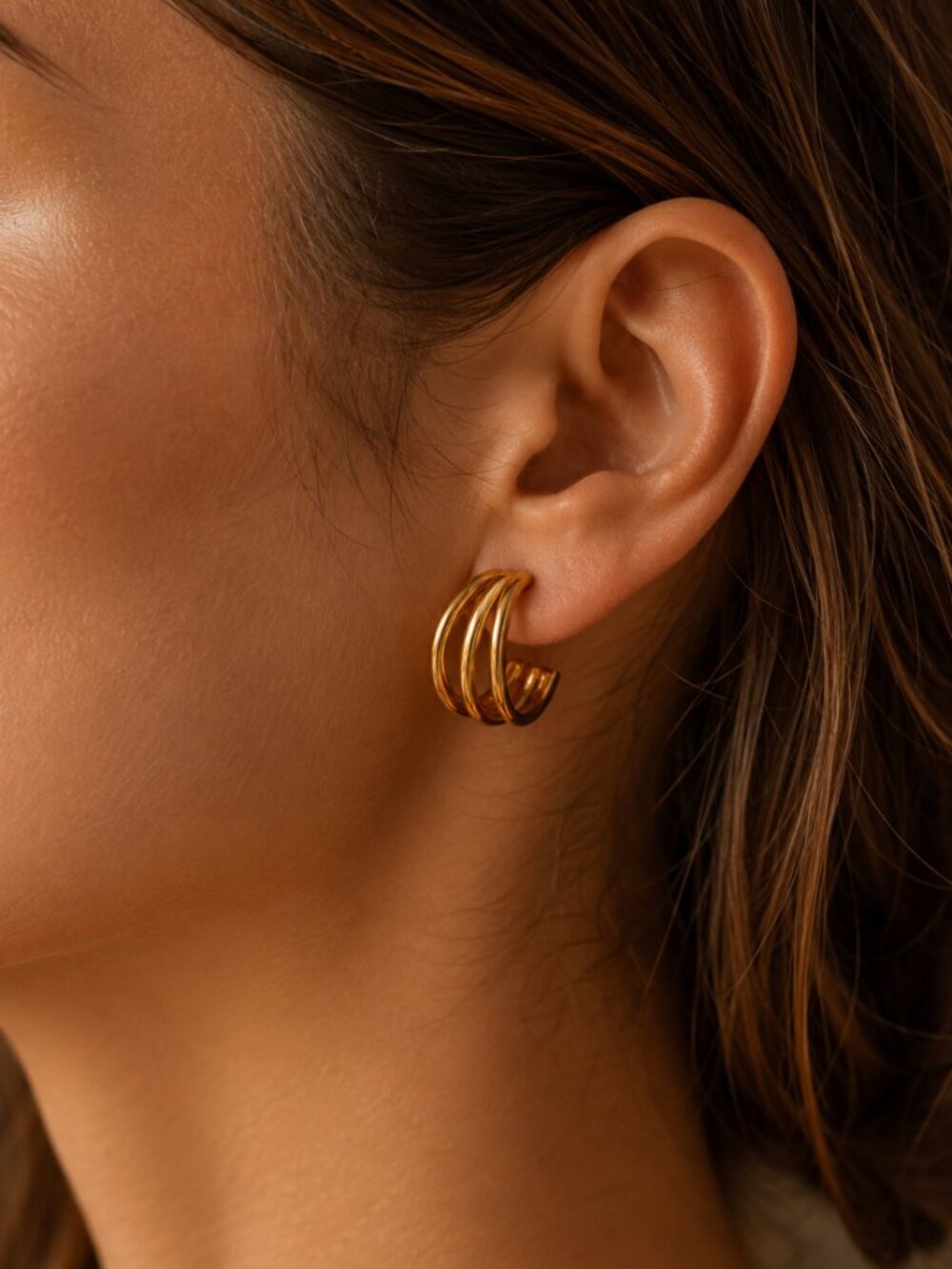 “Hazel” 3-Prong illusion hoop earrings 18k